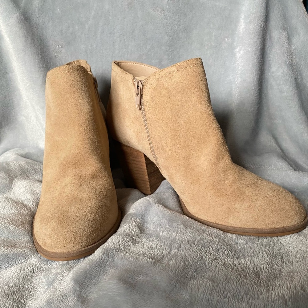 NWOT Alex Marie Tan Ankle Booties with Chunky Heel